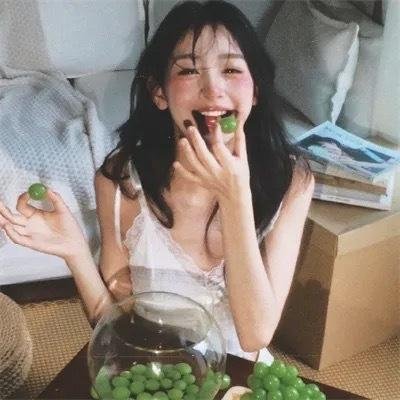 照片里的伴娘
